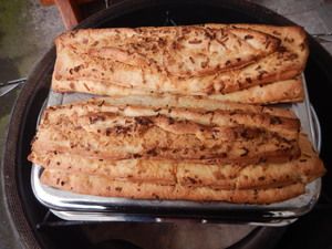Gebackenes Zwiebelbrot in der Form auf dem Grill